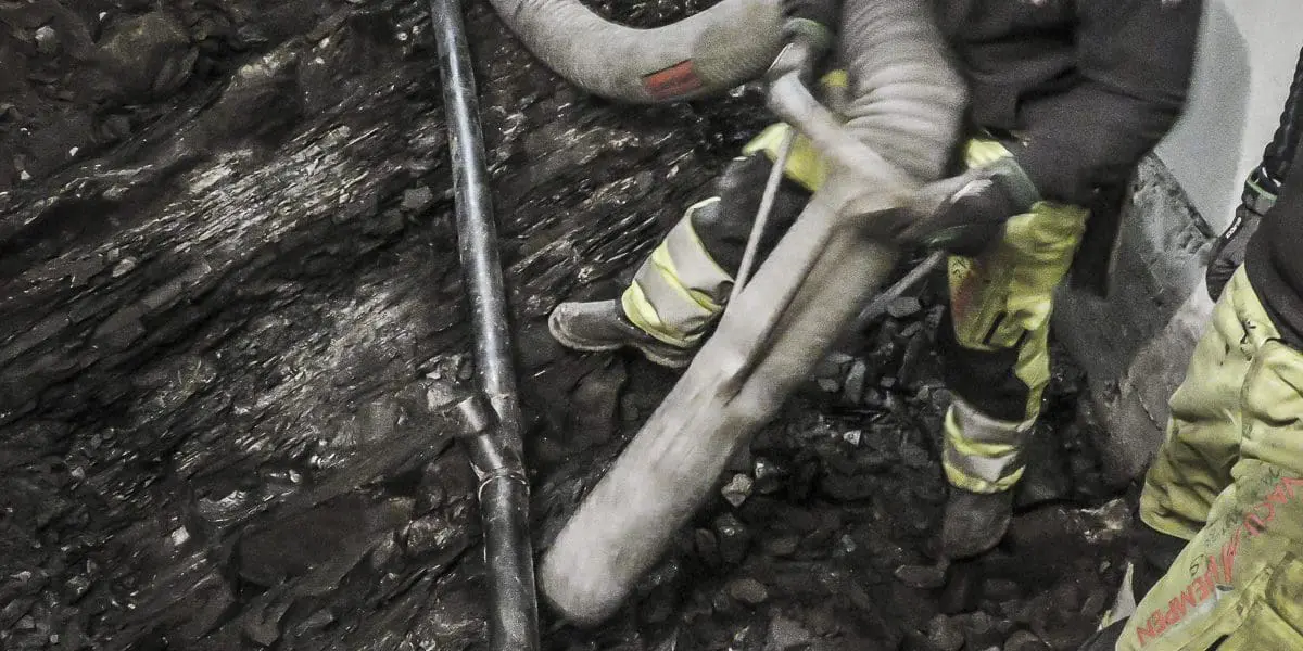 Suging av masser under gulv - Fiskernes hus, Tromsø sentrum